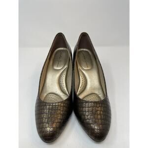 Amelia Grace women's heels with a brown crocodile-embossed pattern. Sz 8.5